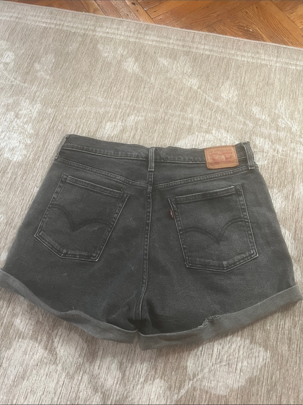 Levi’s Cuffed High Rise Shorts - Picture 4 of 4